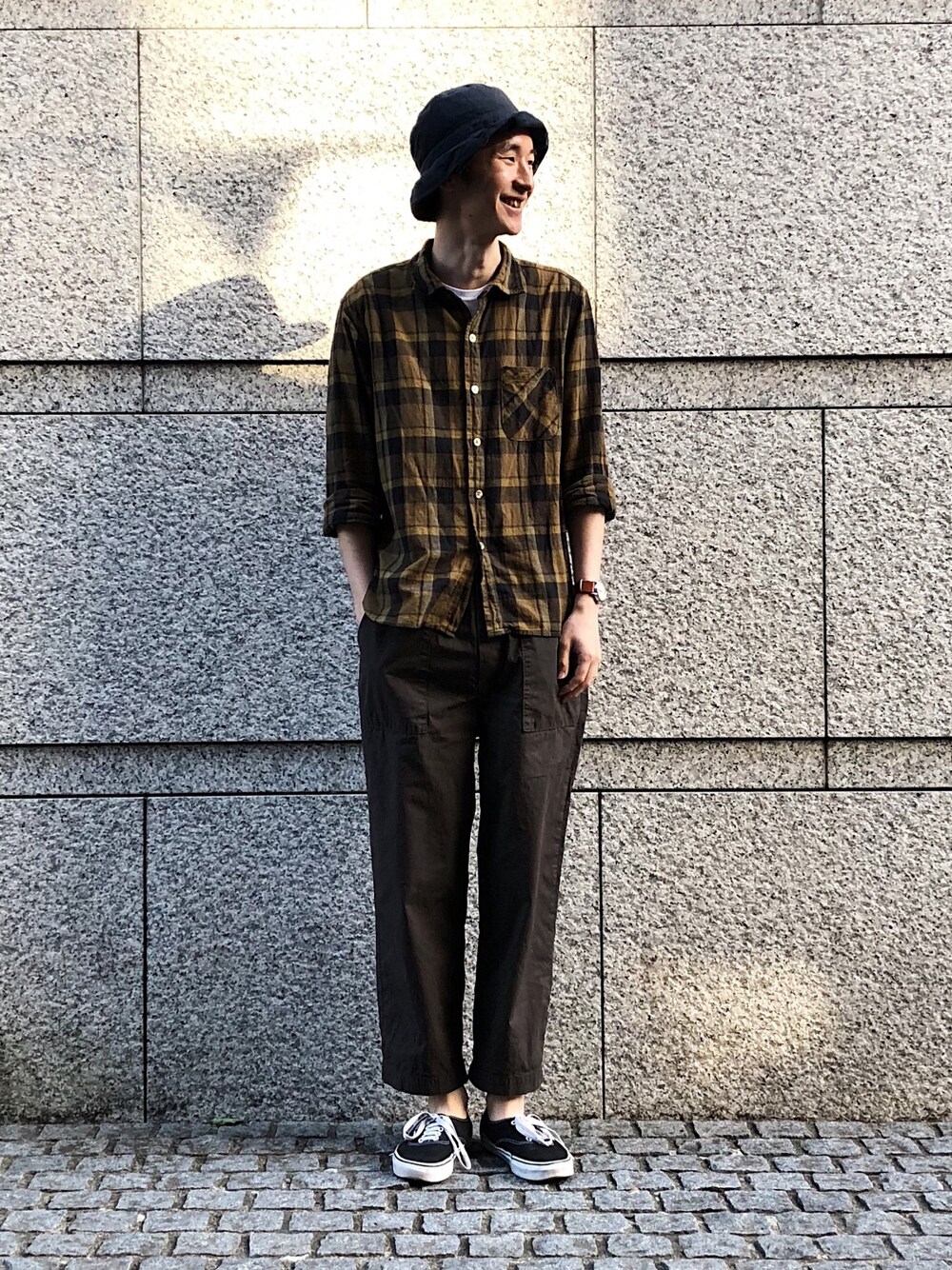 「チェック、VANS、カジュアル、シンプル、夏、OMNIGOD、ドミンゴ」｜「OMNIGODのアイテム（シャツ/ブラウス、ブラウン系）」を使った、OMNIGOD代官山さん（メンズ・180cm）の春コーディネートの1枚目の写真
