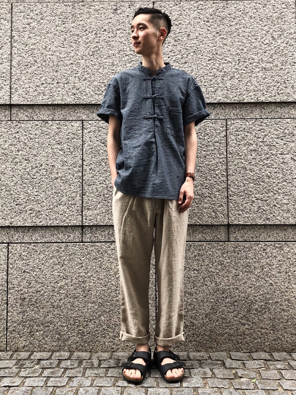「カジュアル、シンプル、birkenstock、リネン、パンツスタイル、OMNIGOD、ドミンゴ」｜「OMNIGODのアイテム（シャツ/ブラウス、グレー系）」を使った、OMNIGOD代官山さん（メンズ・180cm）の春コーディネートの1枚目の写真