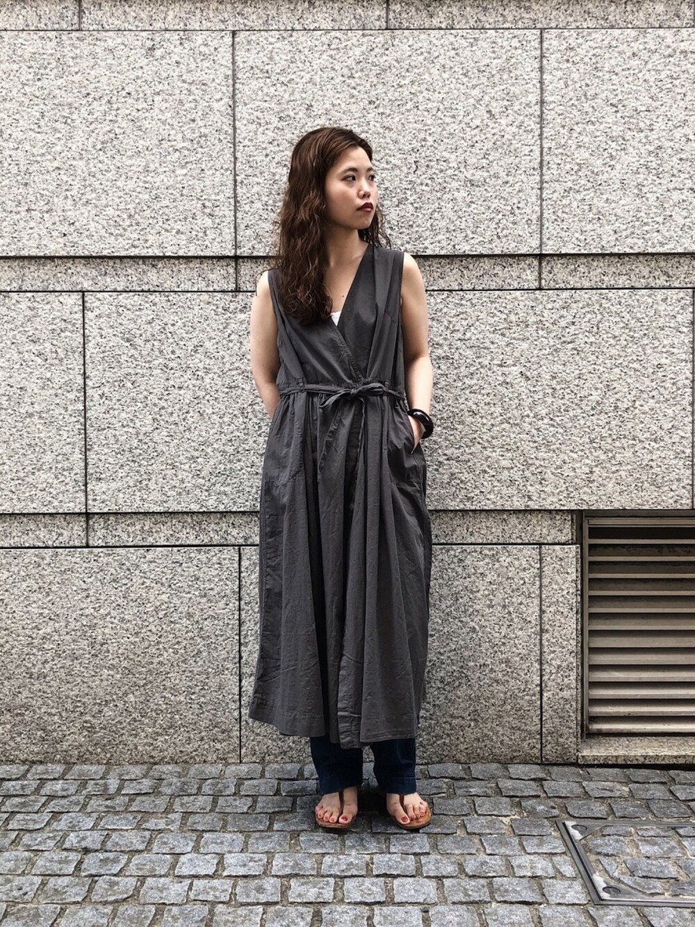 「デニム、シンプル、シャツワンピース、OMNIGOD、ドミンゴ、Dimissianos & Miller」｜「OMNIGODのアイテム（ワンピース、グレー系）」を使った、OMNIGOD代官山さん（レディース・168cm）の夏コーディネートの1枚目の写真