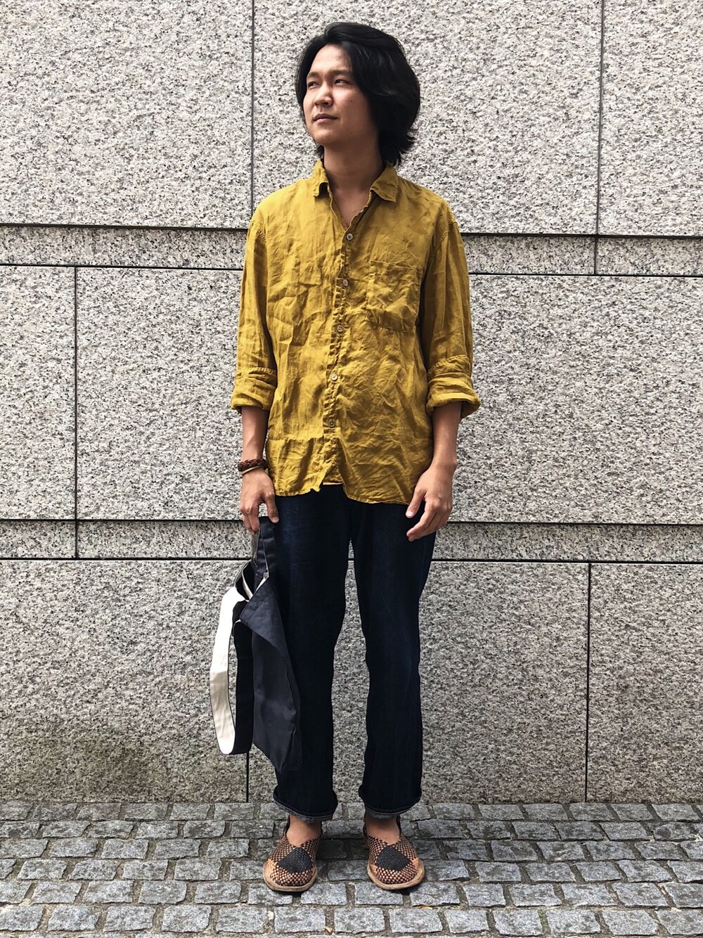 「デニム、トートバッグ、シンプル、リネンシャツ、OMNIGOD、ドミンゴ」｜「OMNIGODのアイテム（シャツ/ブラウス、イエロー系）」を使った、OMNIGOD代官山さん（メンズ・180cm）の夏コーディネートの1枚目の写真