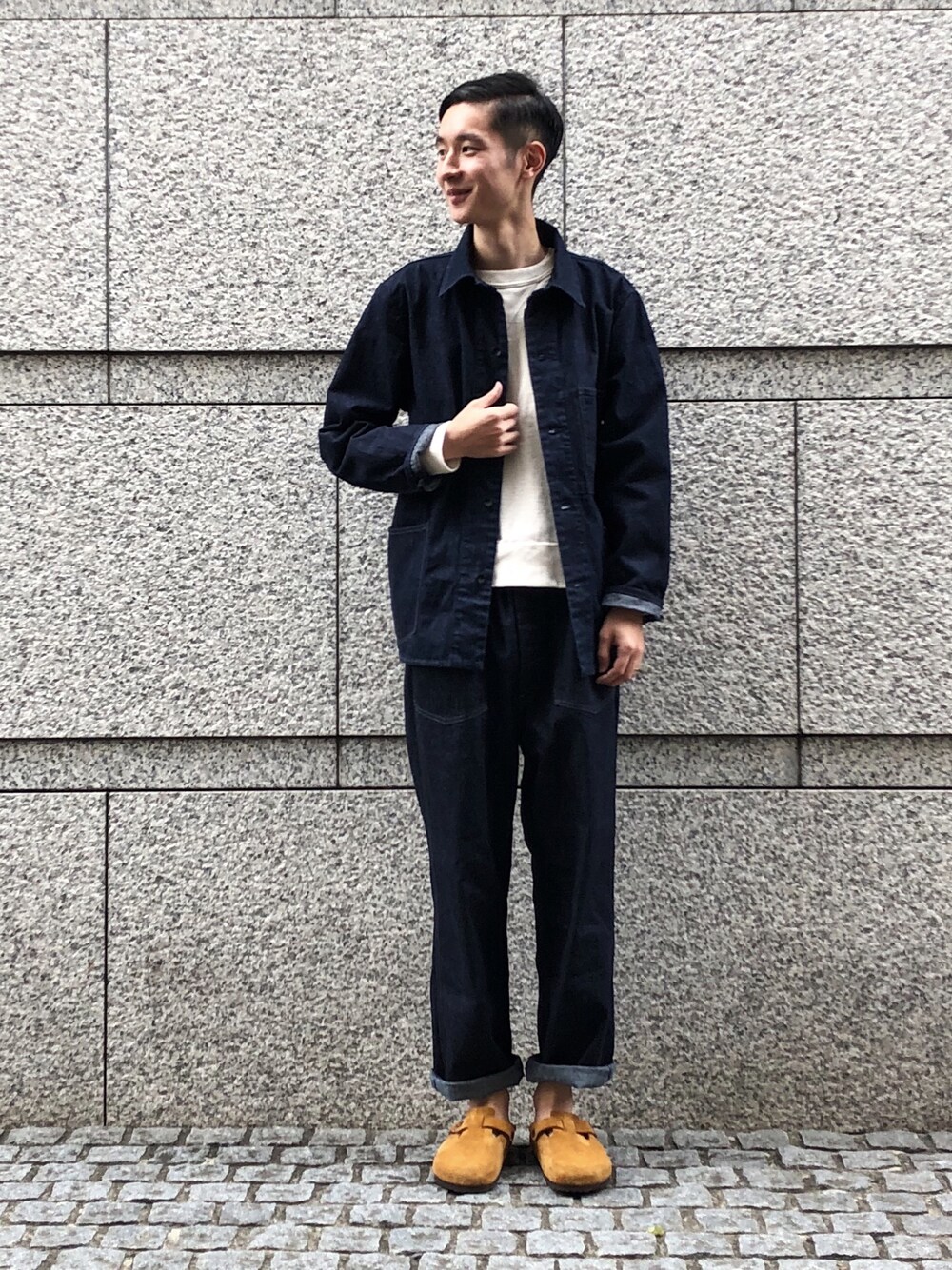 「デニム、セットアップ、秋のコーデ、大人カジュアル、birkenstock、OMNIGOD、ドミンゴ」｜「OMNIGODのアイテム（Tシャツ/カットソー、ホワイト系）」を使った、OMNIGOD代官山さん（メンズ・180cm）の秋コーディネートの1枚目の写真