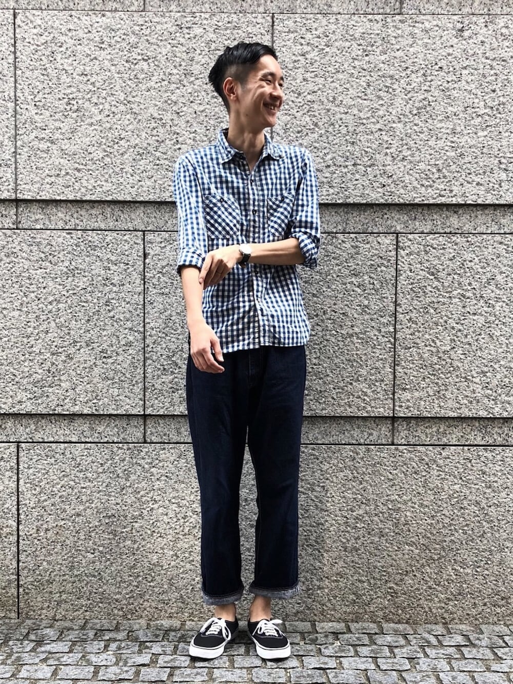 「デニム、VANS、カジュアル、デニムパンツ、定番、OMNIGOD、ギンガムチェックシャツ、ドミンゴ」｜「OMNIGODのアイテム（デニムパンツ、ブルー系）」を使った、OMNIGOD代官山さん（メンズ・180cm）の夏コーディネートの1枚目の写真