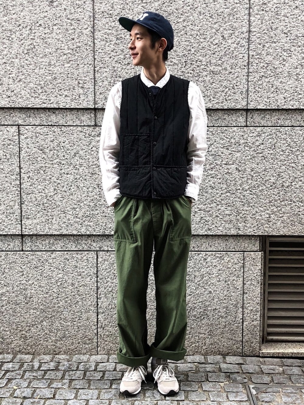 「カジュアル、ダウンベスト、キャップ、New Balance、秋のコーデ、ネクタイ、EBBETS FIELD FLANNELS、OMNIGOD、ドミンゴ」｜「EBBETS FIELD FLANNELSのアイテム（キャップ、ブルー系）」を使った、OMNIGOD代官山さん（メンズ・180cm）の秋コーディネートの1枚目の写真