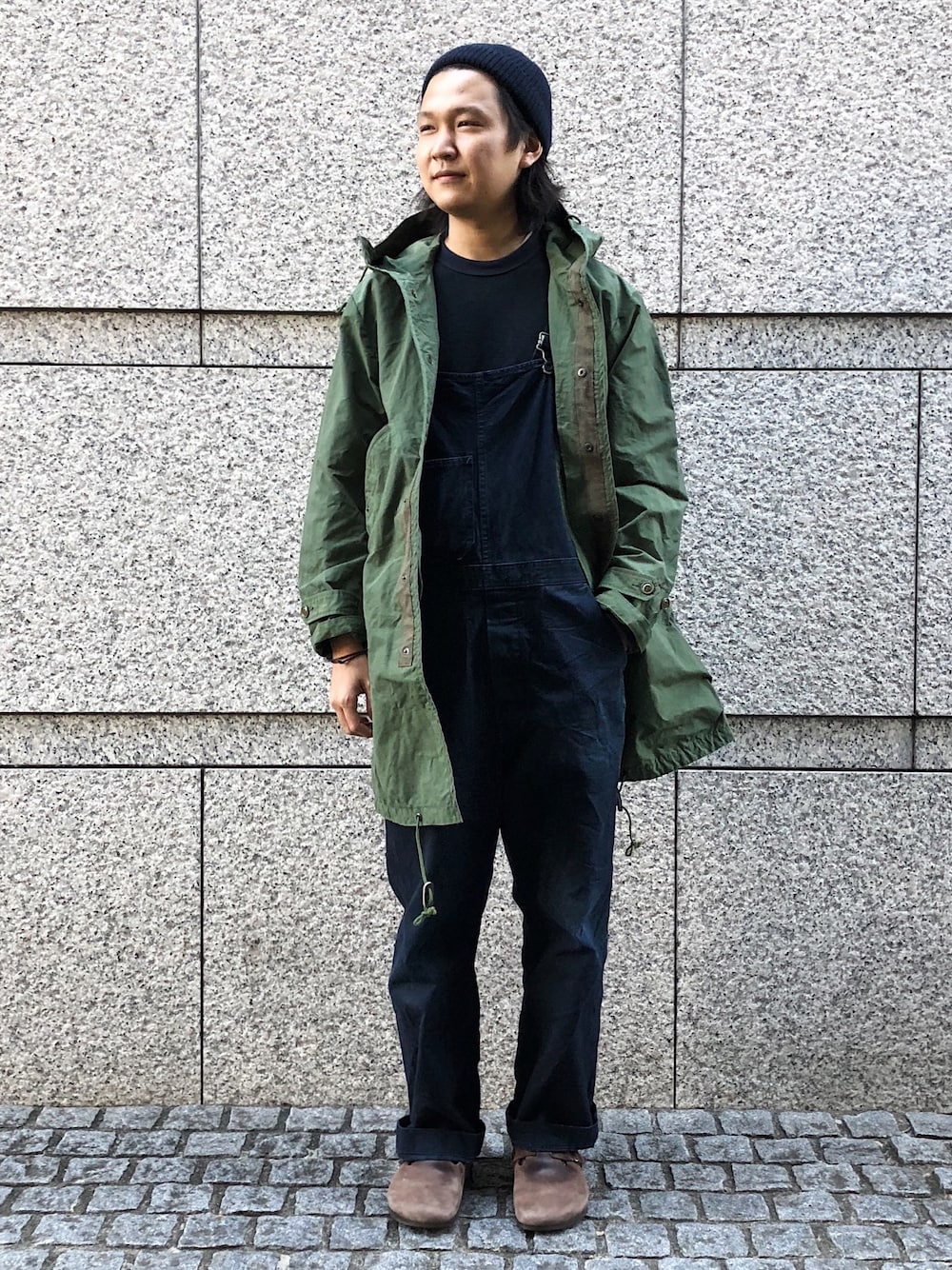 「モッズコート、ミリタリー、カジュアル、オーバーオール、冬コーデ、カーキ、ワークスタイル、birkenstock、OMNIGOD、ドミンゴ」｜「BIRKENSTOCKのアイテム（サンダル、ブラウン系）」を使った、OMNIGOD代官山さん（メンズ・180cm）の秋コーディネートの1枚目の写真