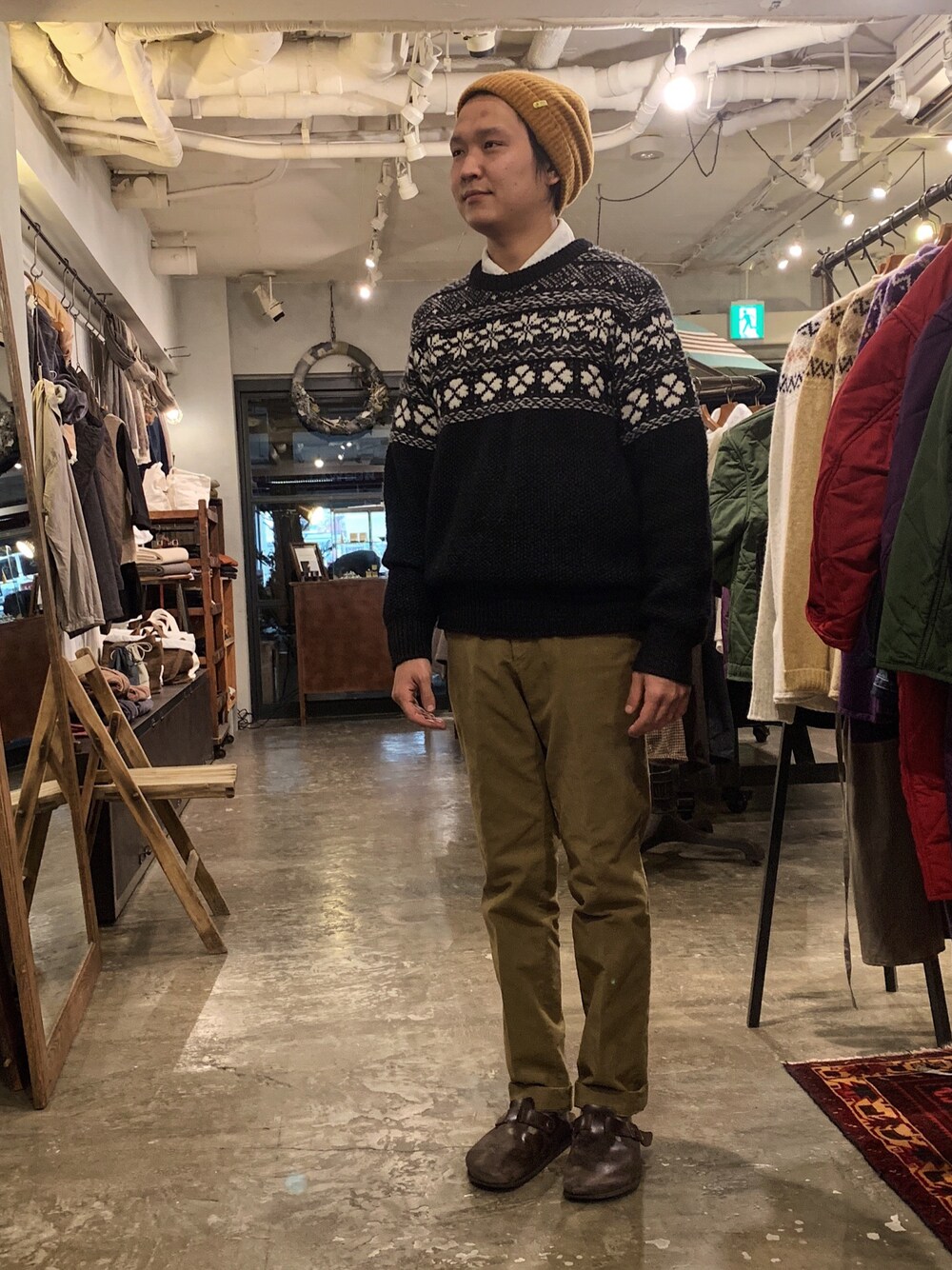 「ニット帽、チノパン、冬コーデ、birkenstock、ノルディックセーター、ノルディック柄、OMNIGOD、オトナカジュアル、ドミンゴ」｜「BIRKENSTOCKのアイテム（サンダル、ブラウン系）」を使った、OMNIGOD代官山さん（メンズ・180cm）の冬コーディネートの1枚目の写真