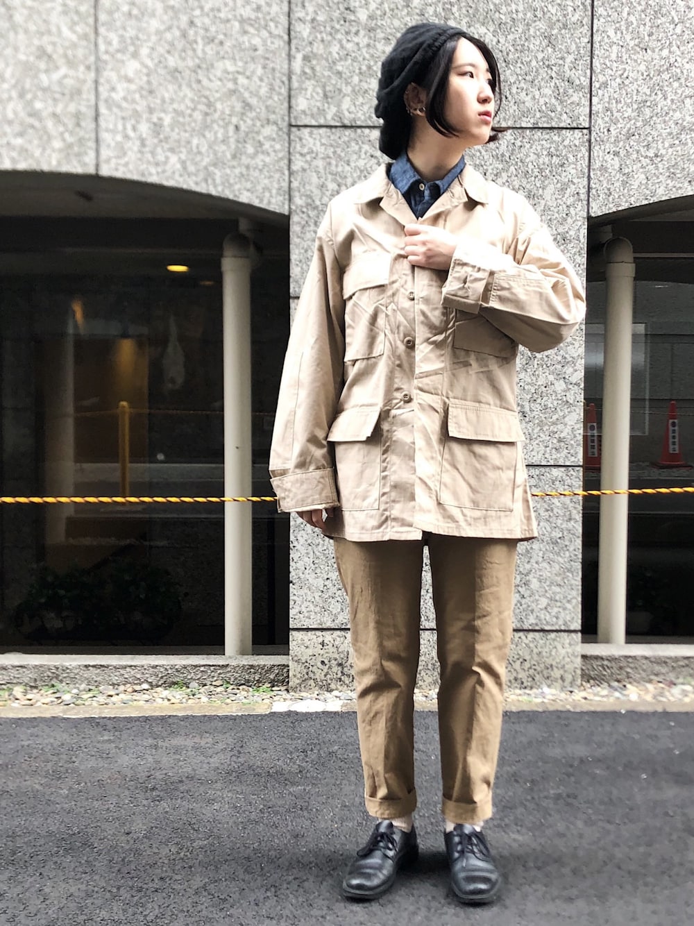 「ワントーンコーデ、vintage、チノパン、ベージュ、シャンブレーシャツ、ミリタリージャケット、春コーデ、OMNIGOD、ドミンゴ、先取りコーデ」｜「VINTAGEのアイテム（ミリタリージャケット、ベージュ系）」を使った、OMNIGOD代官山さん（レディース・161cm）の冬コーディネートの1枚目の写真