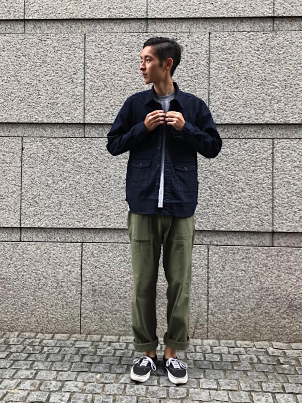 「スニーカー、ブルー、デニムジャケット、大人カジュアル、休日スタイル、オリーブ、OMNIGOD、秋コーデ、秋カラー、ドミンゴ」｜「OMNIGODのアイテム（その他パンツ、グリーン系）」を使った、OMNIGOD代官山さん（メンズ・180cm）の秋コーディネートの1枚目の写真
