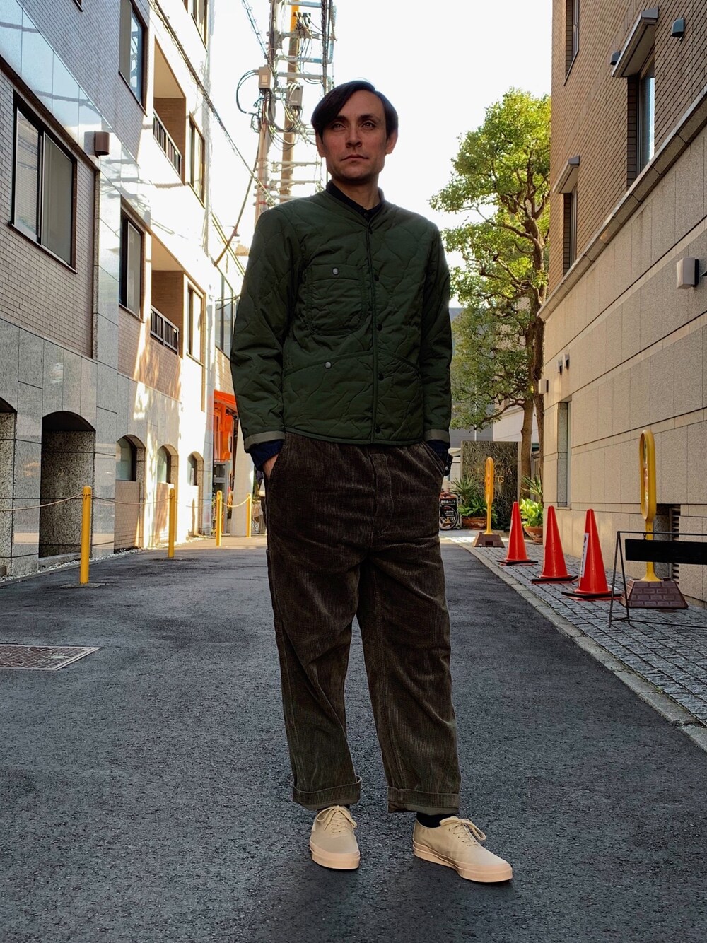 「コーデュロイ、ミリタリー、カジュアル、ホワイト、キルティング、大人カジュアル、オリーブ、同系色コーデ、OMNIGOD、ドミンゴ」｜「OMNIGODの[OMNIGOD mens / オムニゴッド]　ナイロン高密度タイプライター インナーカーディガン（ダウンジャケット/コート、グリーン系）」を使った、OMNIGOD代官山さん（メンズ・181cm）の秋コーディネートの1枚目の写真