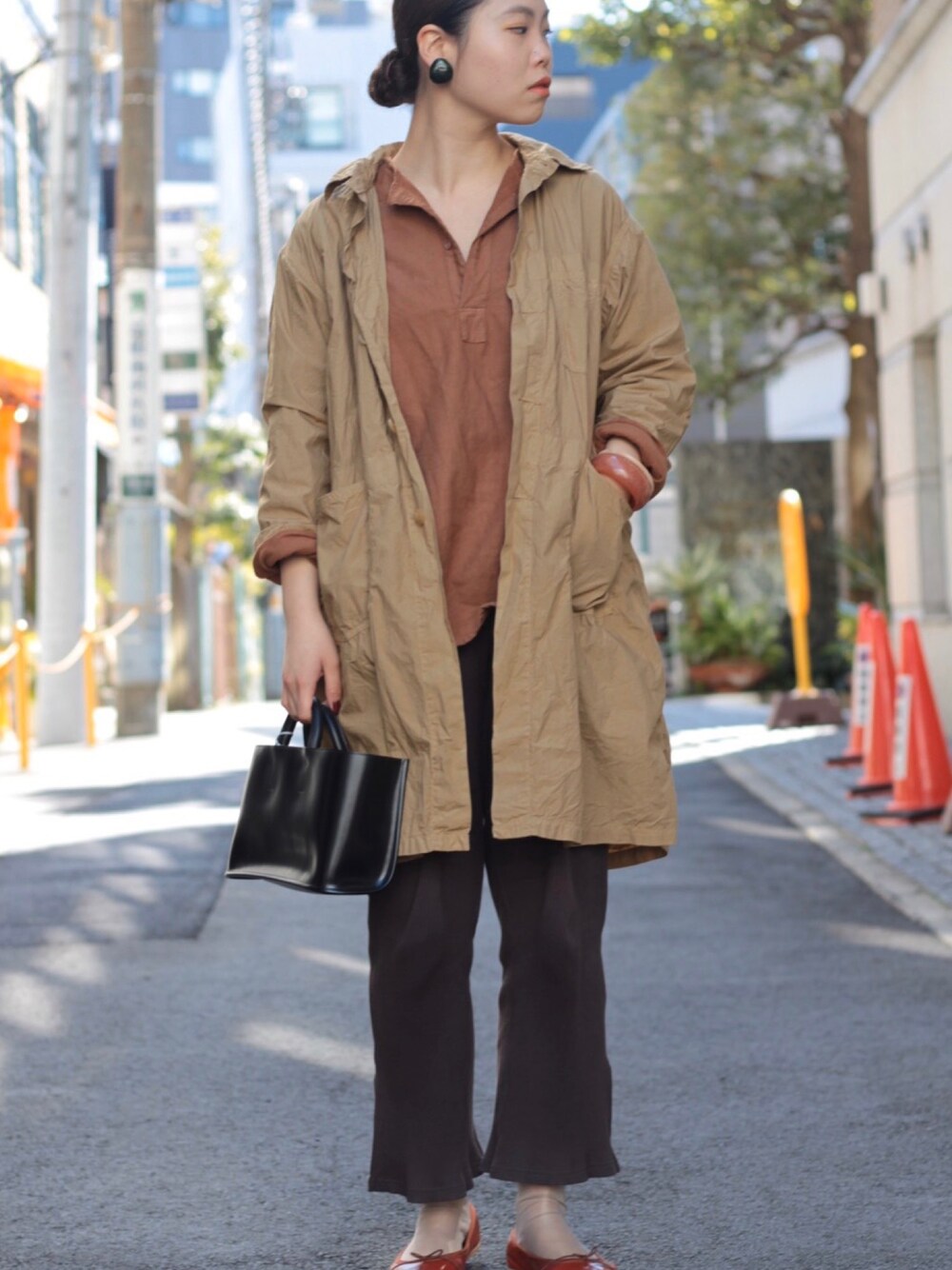 「コート、トートバッグ、パンツ、シャツ、ベージュ、大人カジュアル、春コーデ、OMNIGOD、ドミンゴ、pieni」｜「OMNIGODの[OMNIGOD womens / オムニゴッド]　タイプライタークロス ワークコート（ステンカラーコート、ベージュ系）」を使った、OMNIGOD代官山さん（レディース・168cm）の春コーディネートの1枚目の写真