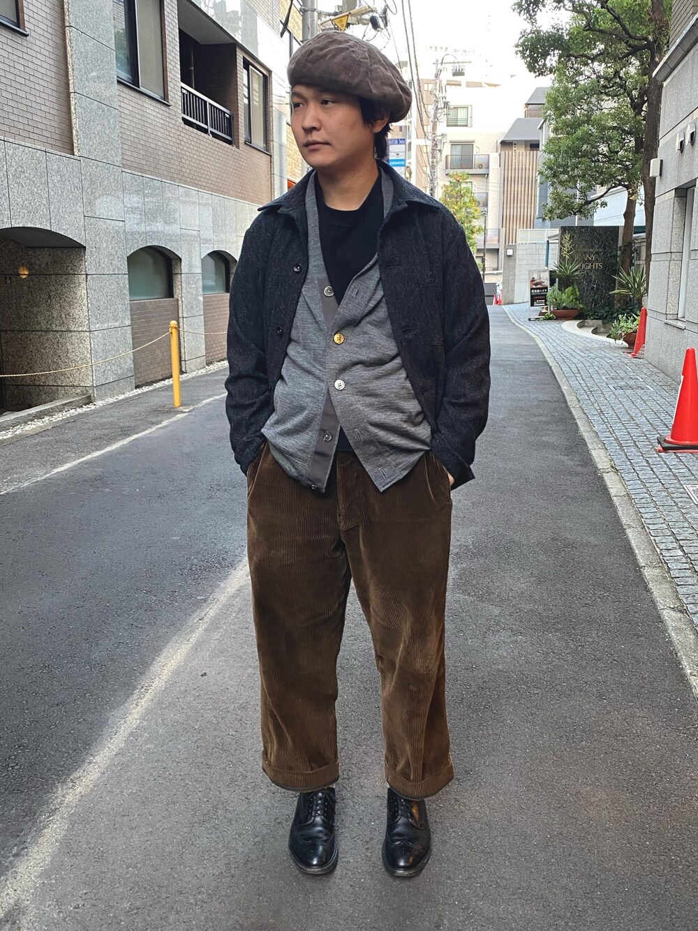 「コーデュロイ、カジュアル、カバーオール、コーデュロイパンツ、OMNIGOD、秋冬コーデ、ドミンゴ、Domingo」｜「OMNIGODの[OMNIGOD mens / オムニゴッド]　アブラハムムーン ストアーズカバーオール（カバーオール、グレー系）」を使った、OMNIGOD代官山さん（メンズ・175cm）の秋コーディネートの1枚目の写真