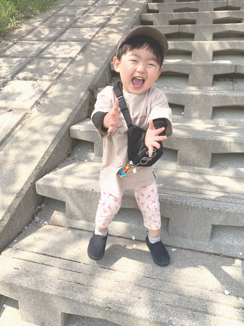 「お花見コーデ、kids、男の子コーデ、キッズコーデ、キッズファッション」｜「UNIQLOのアイテム（パンツ、ピンク系）」を使った、えいきちさん（キッズ・90cm）の春コーディネートの1枚目の写真