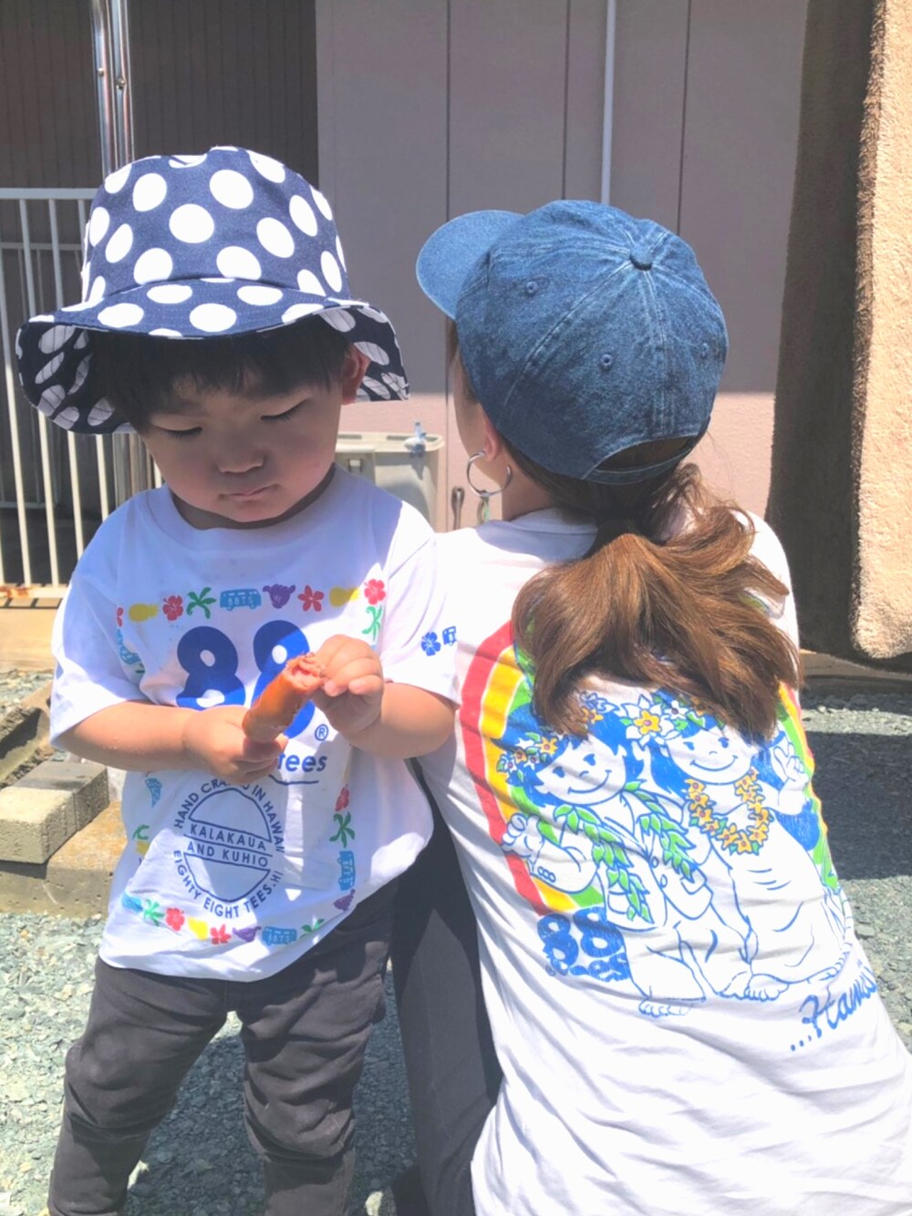 「男の子コーデ、2歳、キッズファッション、キッズコーデ、hawaii」｜「88TEESのアイテム（Tシャツ/カットソー、ホワイト系）」を使った、えいきちさん（キッズ・90cm）の春コーディネートの1枚目の写真