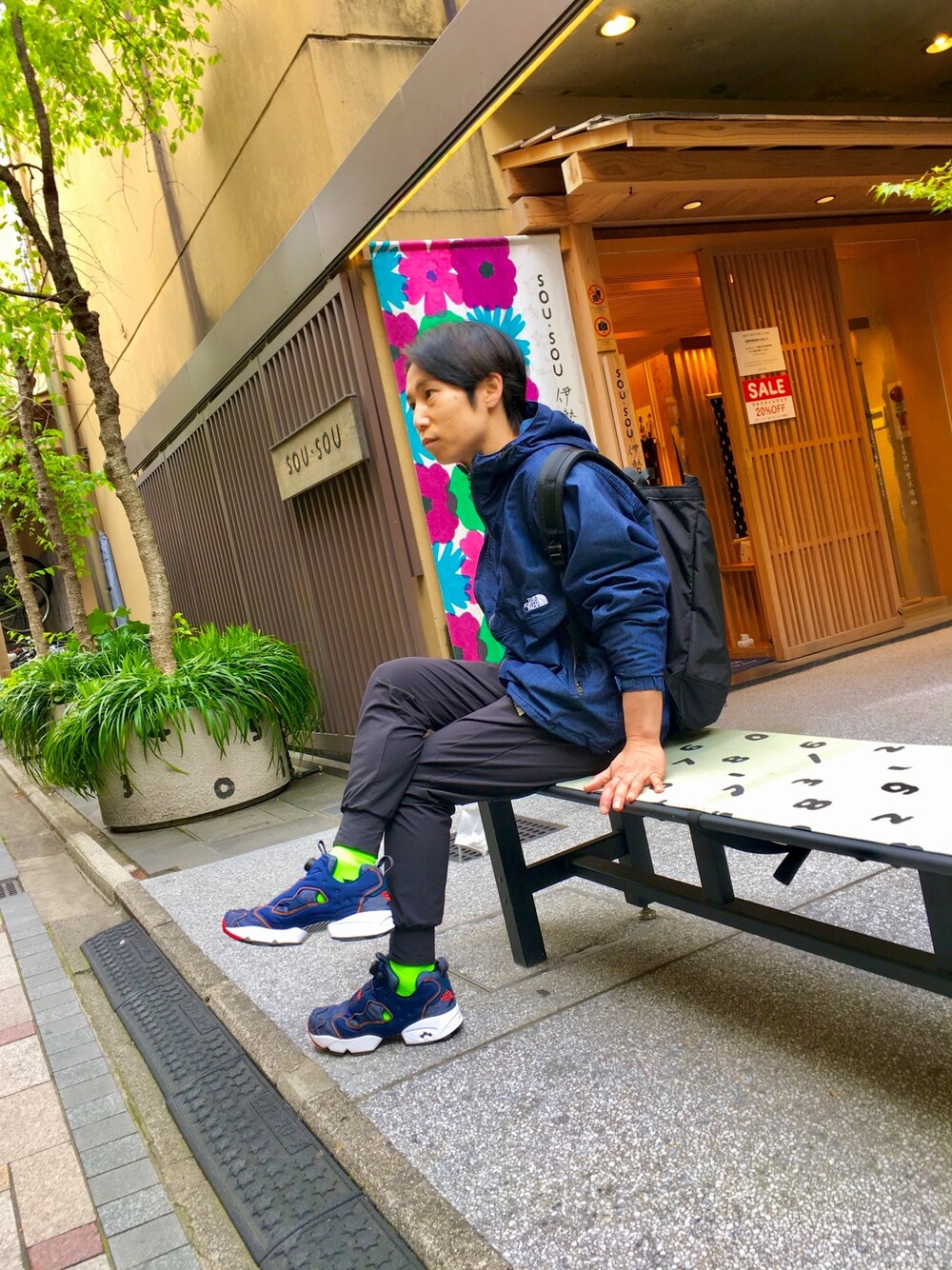 「春、低身長コーデ、休日コーデ、デニムジャケット、シンプルコーデ」｜「GREGORYのGREGORY/グレゴリー FLASH DAY BOLD/フラッシュデイ ボールド/1303131041（バックパック/リュック、ブラック系）」を使った、Atsuさん（メンズ・159cm）の春コーディネートの1枚目の写真
