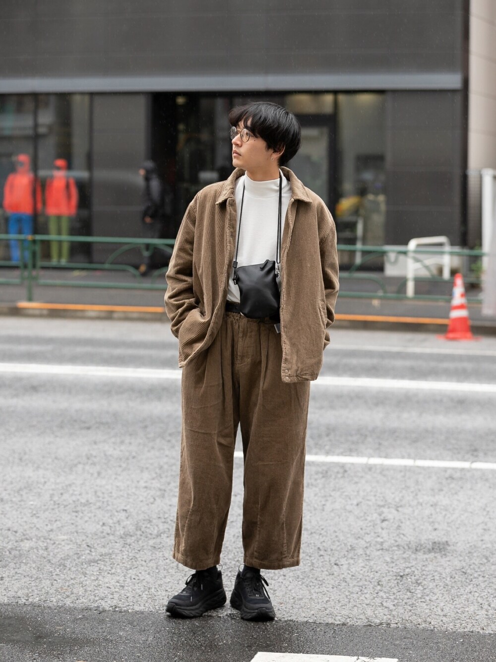 「秋のブラウンスタイル、SENSEOFPLACE、セットアップ、HOKAONEONE、ビッグシルエット、秋のコーデ、いいね、save、フォローお願いします🤑、ダッドスニーカー、コーデュロイ、カジュアル」｜「SENSE OF PLACE by URBAN RESEARCHのコーデュロイコーチジャケット（その他アウター、ベージュ系）」を使った、おおかわひろのぶさん（メンズ・175cm）の秋コーディネートの1枚目の写真