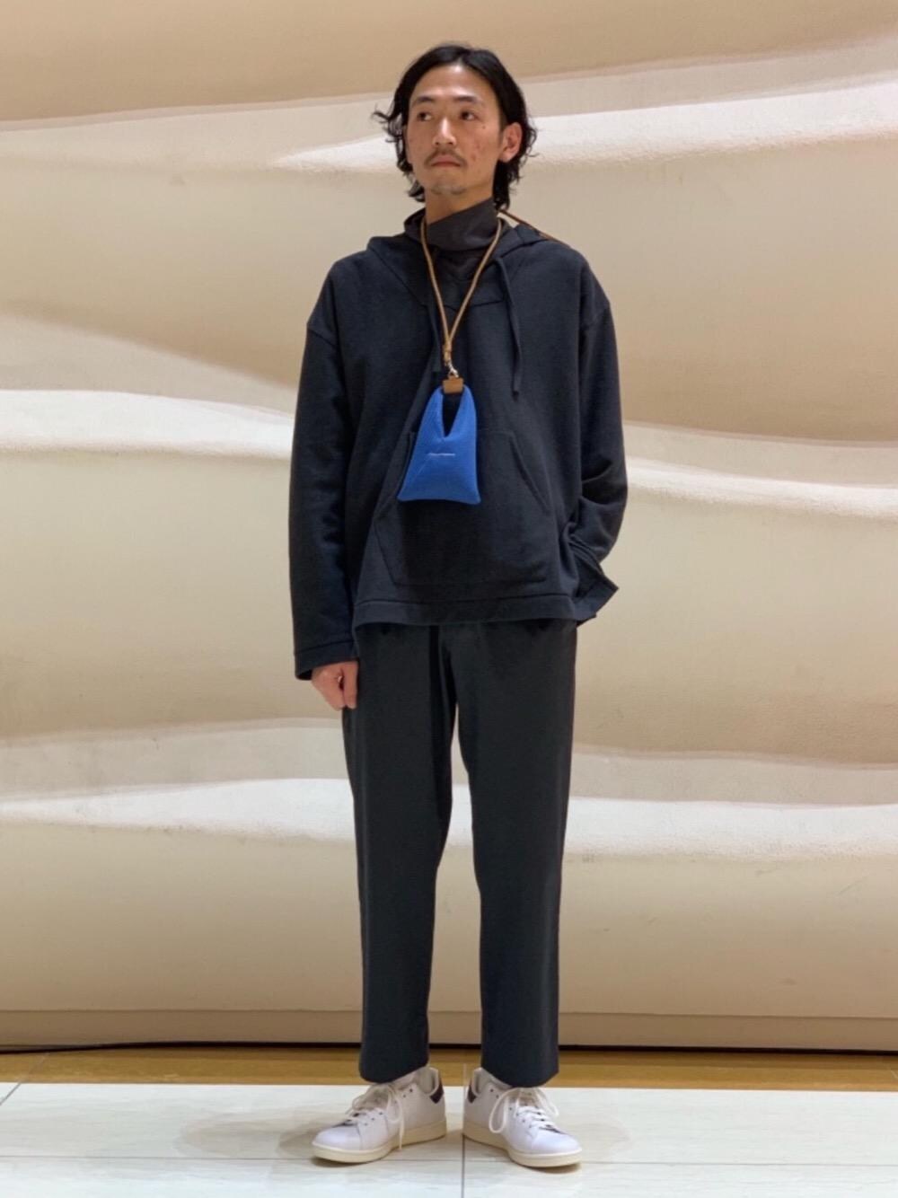 グレー系のTシャツ/カットソー、グレー系のその他パンツ、グレー系のパーカーを着用したメンズの冬コーディネートの1枚目の写真