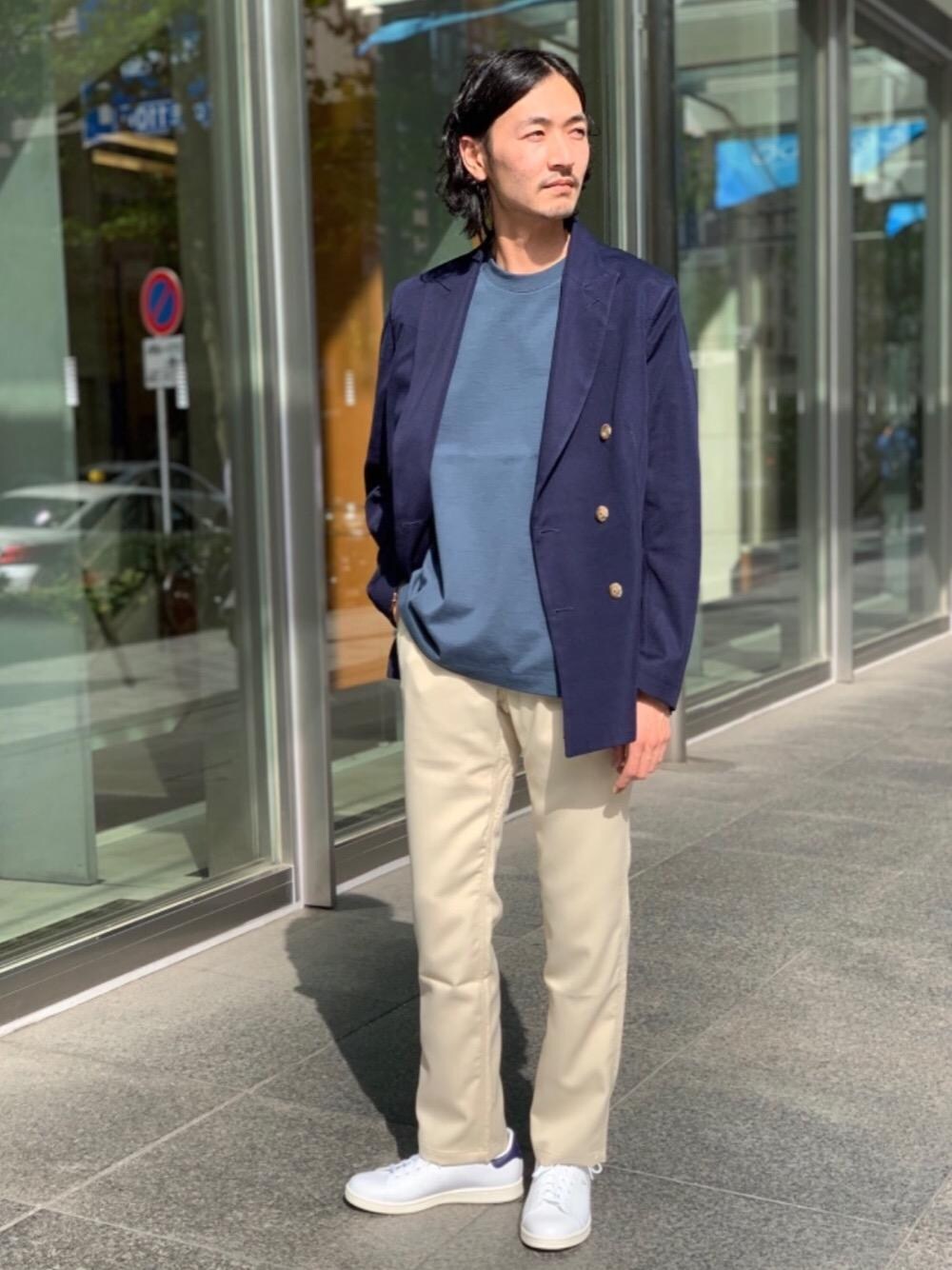 ベージュ系のその他パンツ、ブルー系のスニーカーを着用したメンズの春コーディネートの1枚目の写真