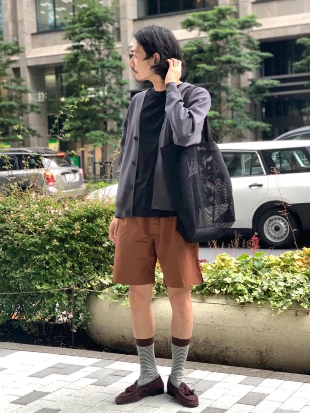 「カーディガン、リラックス、シューズ、Tシャツ/カットソー、👟バッグ、ベーシック/トラッド、ぱんつ」｜「KINTOの＜KINTO（キントー）＞ UASP TRAVEL TUMBLER 350ml（グラス/マグカップ/タンブラー、ブラック系）」を使った、おおかわひろのぶさん（メンズ・173cm）の夏コーディネートの1枚目の写真
