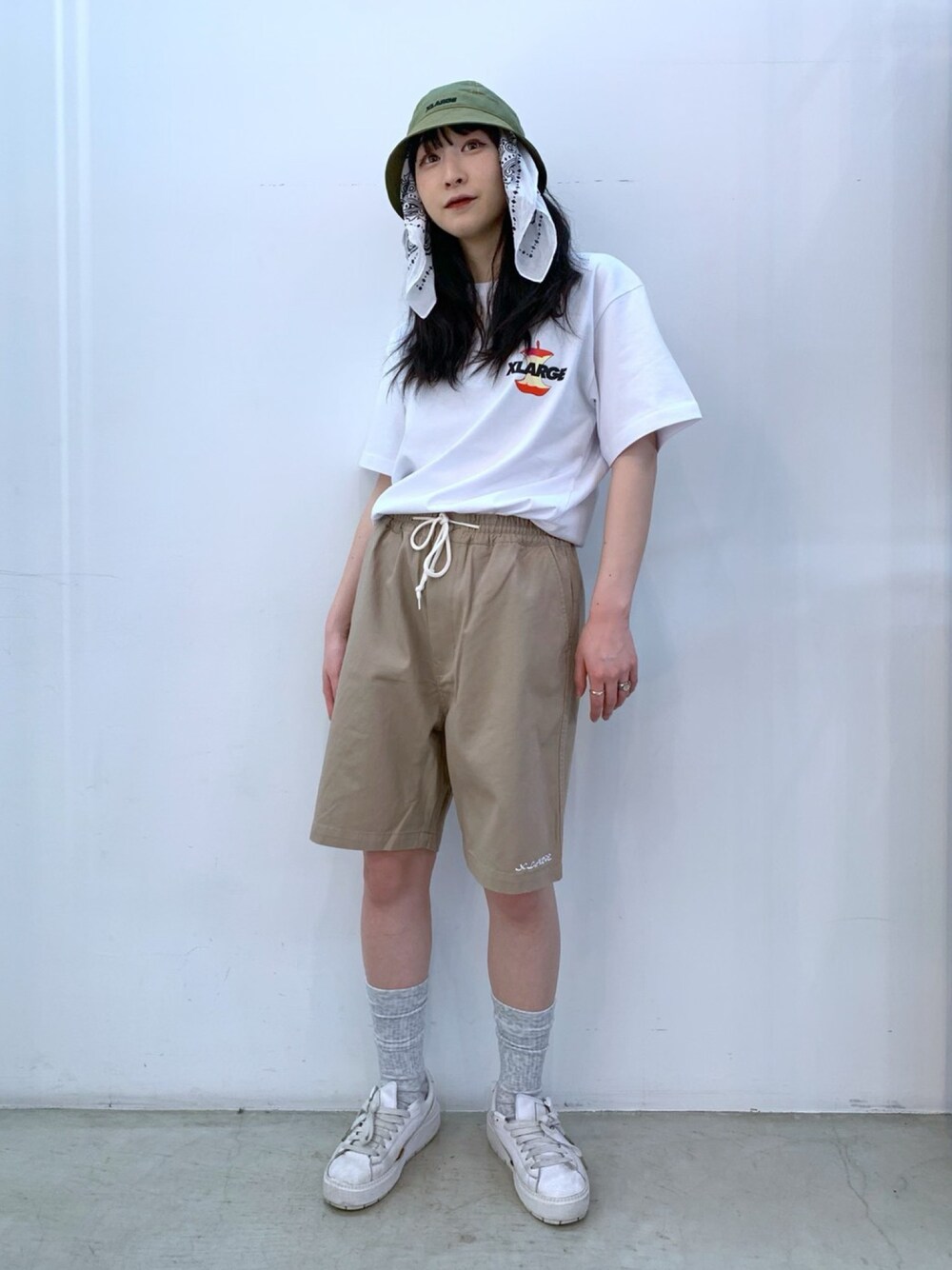 「XLARGE、エクストララージ、ストリート、メンズライク、バケットハット、ハーフパンツ」｜「XLARGEのBALL HAT（ハット、グリーン系）」を使った、Hinakoさん（レディース・165cm）の春コーディネートの1枚目の写真