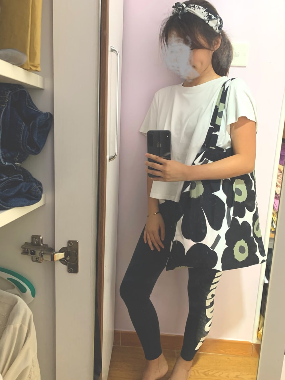 「NIKE、marimekko、BIGBANG」｜「marimekkoのPIENI UNIKKO BAG / TOTE BAG（トートバッグ、ブラック系）」を使った、Christy さん（レディース・153cm）の春コーディネートの1枚目の写真