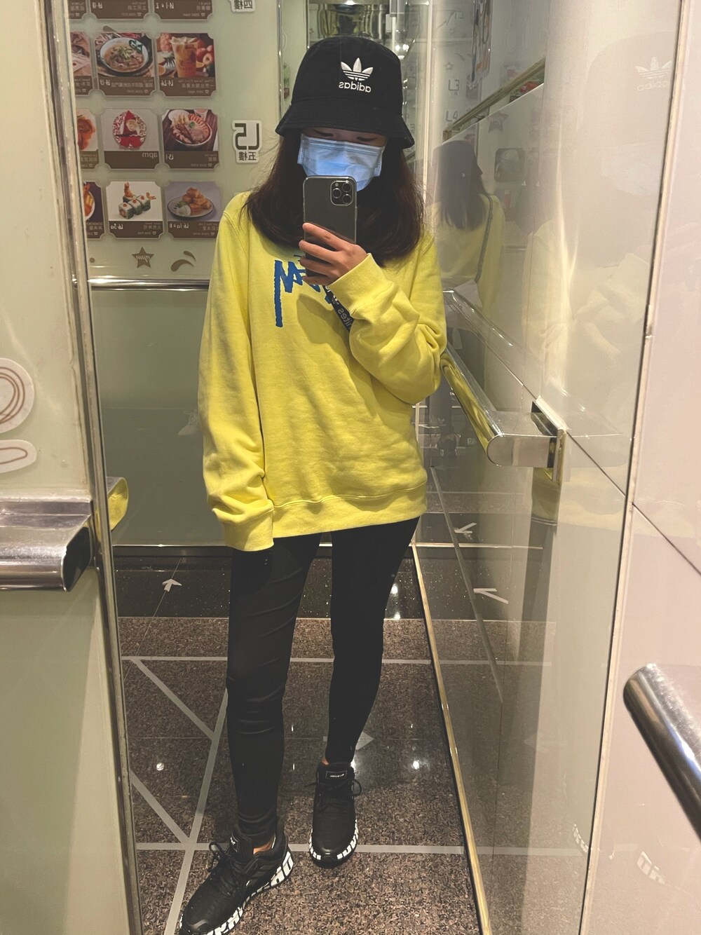 「stussy、Beckham」｜「adidasのオリジナルス バケット ハット[BUCKET HAT AC] アディダスオリジナルス（ハット、ホワイト系）」を使った、Christy さん（レディース・153cm）の冬コーディネートの1枚目の写真