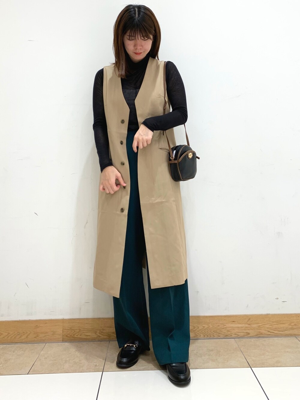 ベージュ系のジャケット/アウター、ブラック系のTシャツ/カットソー、ブラック系のその他シューズを着用したレディースの秋コーディネートの1枚目の写真