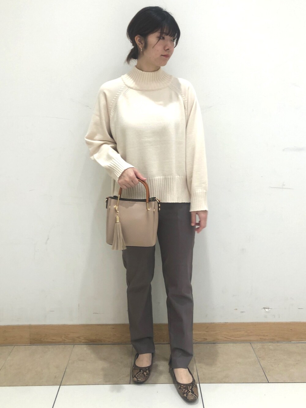 ホワイト系のニット/セーター、パープル系のその他パンツ、その他のバレエシューズを着用したレディースの秋コーディネートの1枚目の写真