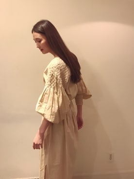 「Another Edition（アナザーエディション）のKIIRAスモッキングロングスリーブワンピース/KiiRA SMOCKING LSL OP（ワンピース、ベージュ系）」を使った、秦麻里子さん（レディース・170cm）の冬コーディネート