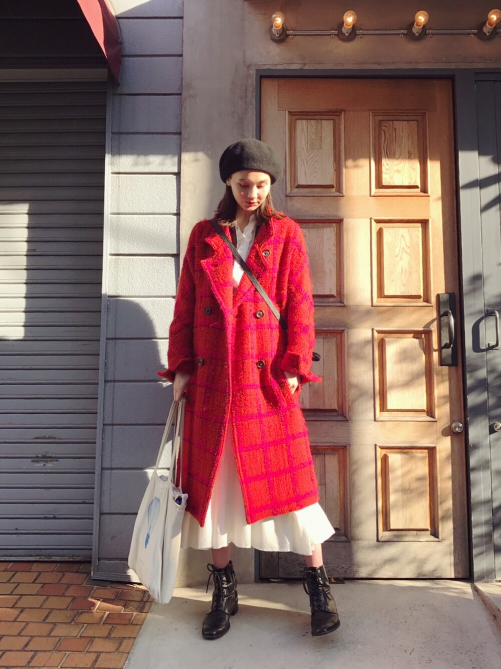 「きれいめカジュアル、カジュアルコーデ、大人カジュアル、オトナカジュアル、ピンク、赤、ベレー帽」｜「PEGGY LANAのPower Shoulder Check Double Button Coat（テーラードジャケット、ピンク系）」を使った、秦麻里子さん（レディース・170cm）の冬コーディネートの1枚目の写真