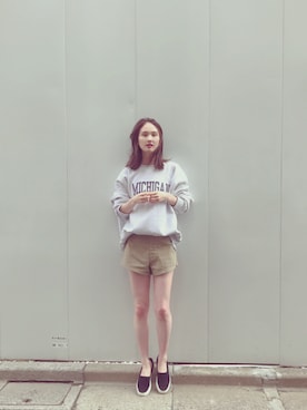 「SEA（シー）のSEA VINTAGE セルヴィッチチノショーツ（チノパンツ、ベージュ系）」を使った、秦麻里子さん（レディース・170cm）の春コーディネート