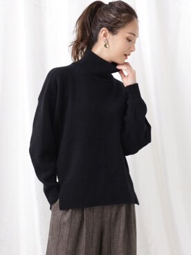 「NANO universe（ナノユニバース）のアイテム（ニット/セーター、ブラック系）」を使った、秦麻里子さん（レディース・170cm）の秋コーディネート