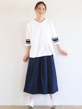 「coen（コーエン）のUSAコットンVネックフットボールT(カットソー)（Tシャツ/カットソー、ホワイト系）」を使った、秦麻里子さん（レディース・170cm）の冬コーディネート