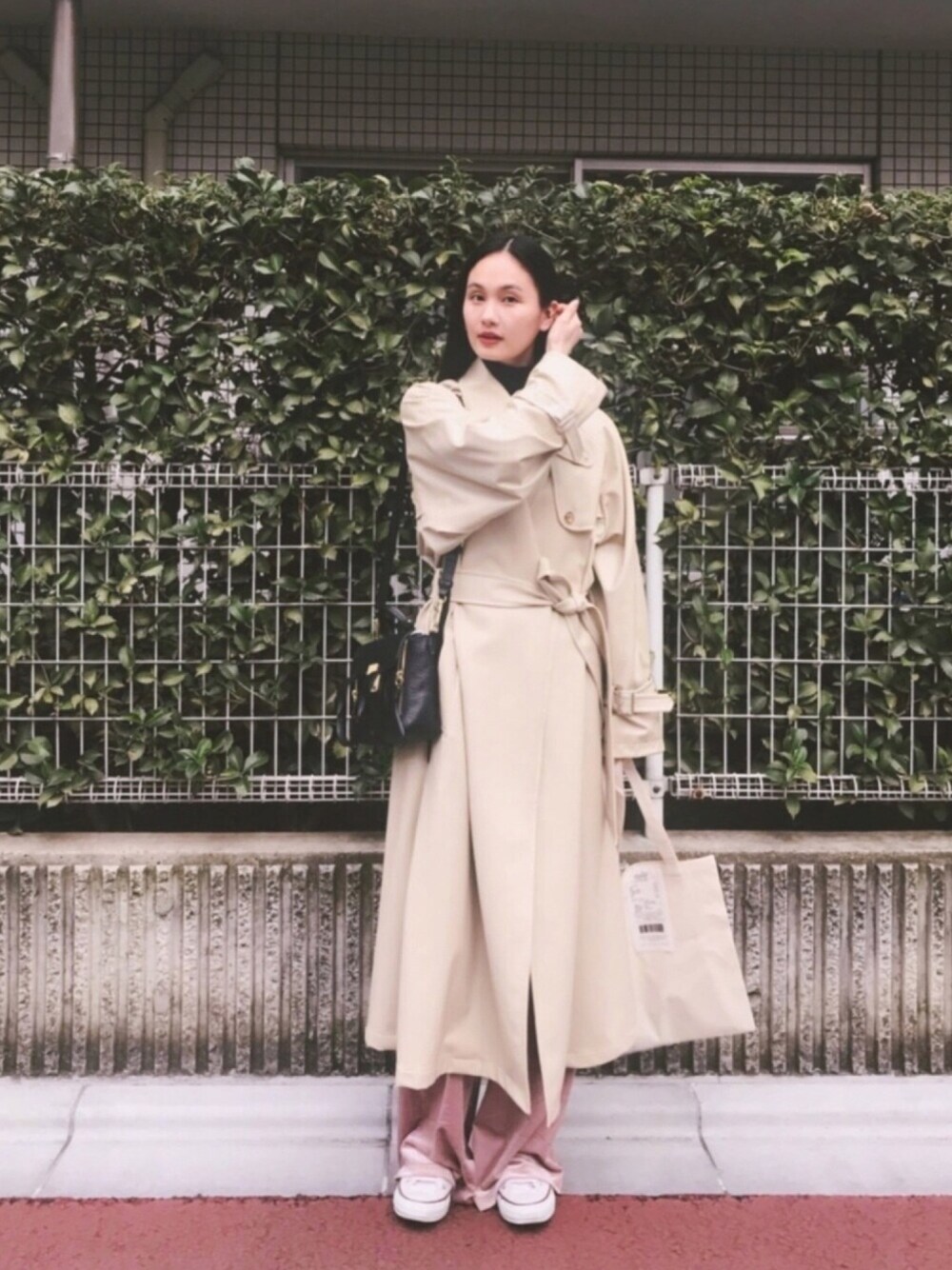 「春コーデ、大人カジュアル、オトナカジュアル、きれいめカジュアル、パステルカラー、スニーカー、スプリングコート、ワイドパンツ、ピンク、mango」｜「BEAUTY&YOUTH UNITED ARROWSのBY∴ フルニードルタートルネックニット（ニット/セーター、ブラック系）」を使った、秦麻里子さん（レディース・170cm）の春コーディネートの1枚目の写真