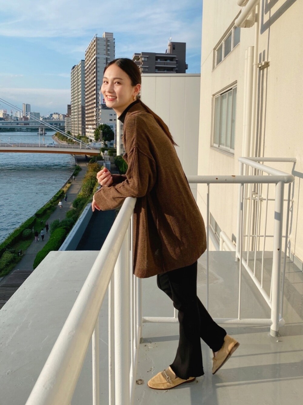 「きれいめカジュアル、オトナカジュアル、大人カジュアル、秋コーデ、ニットパンツ、ブラウンコーデ、ブラウン×ブラック、ローファー、パンツスタイル」｜「agnes b.のJG13 TS ハイネックコットンカットソー（Tシャツ/カットソー、ブラック系）」を使った、秦麻里子さん（レディース・171cm）の秋コーディネートの1枚目の写真