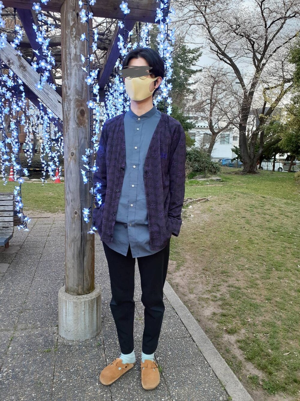 パープル系のカーディガン/ボレロ、グレー系のシャツ/ブラウス、ブラウン系のサンダルを着用したメンズの春コーディネートの1枚目の写真