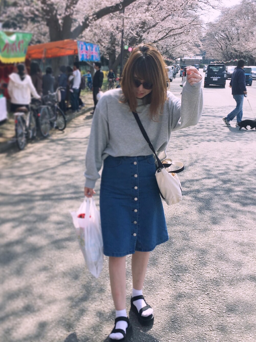 「GU、GUコーデ、teva、デニムスカート、スウェット、スポーツサンダル、スポサン、お花見、はるコーデ、デニム」｜「TevaのTEVA / FLATFORM UNIVERSAL（サンダル、ブラック系）」を使った、ayanaさん（レディース・162cm）の春コーディネートの1枚目の写真