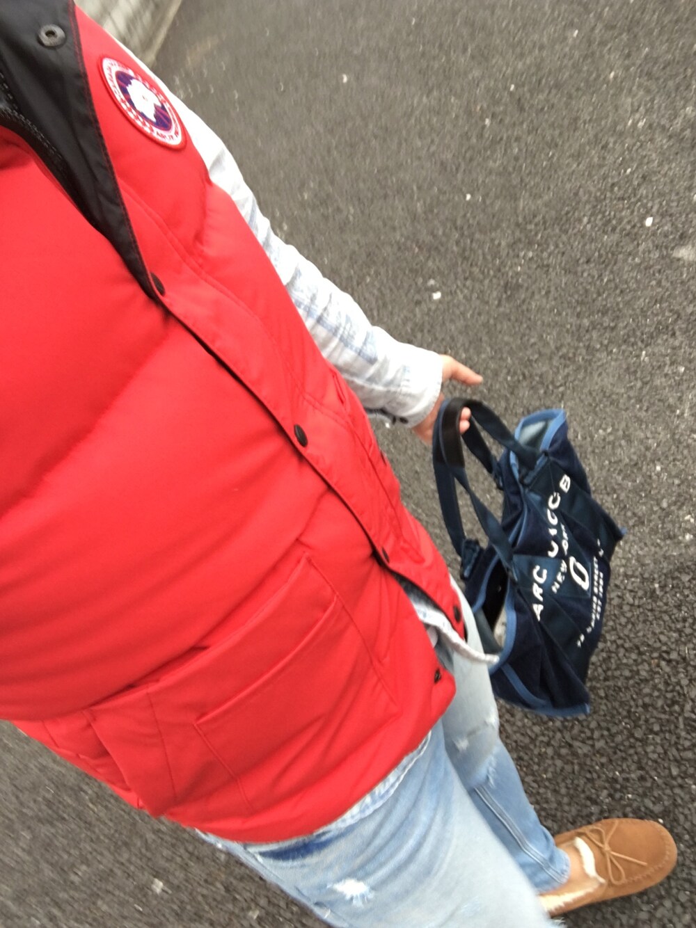 「デニデニ、ダウンベスト、モカシン、休日スタイル」｜「CANADA GOOSEのCANADA GOOSE/カナダグース×FREAK'S STORE　別注GLADSTONE（ダウンベスト、レッド系）」を使った、Takashi Hondaさん（メンズ・167cm）の冬コーディネートの1枚目の写真
