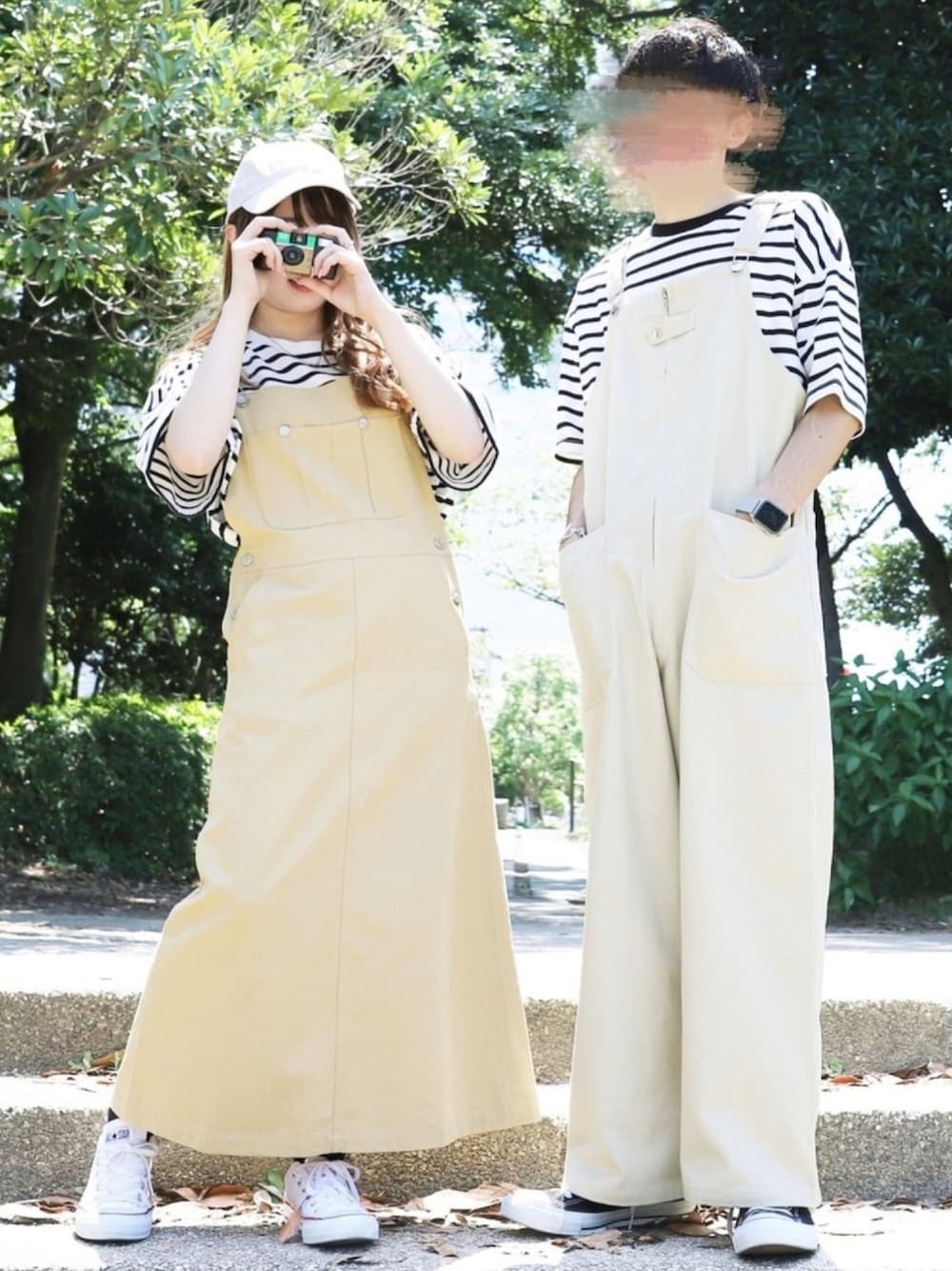 ベージュ系のサロペット/オーバーオール、ベージュ系のジャンパースカートを着用したメンズの夏コーディネートの1枚目の写真