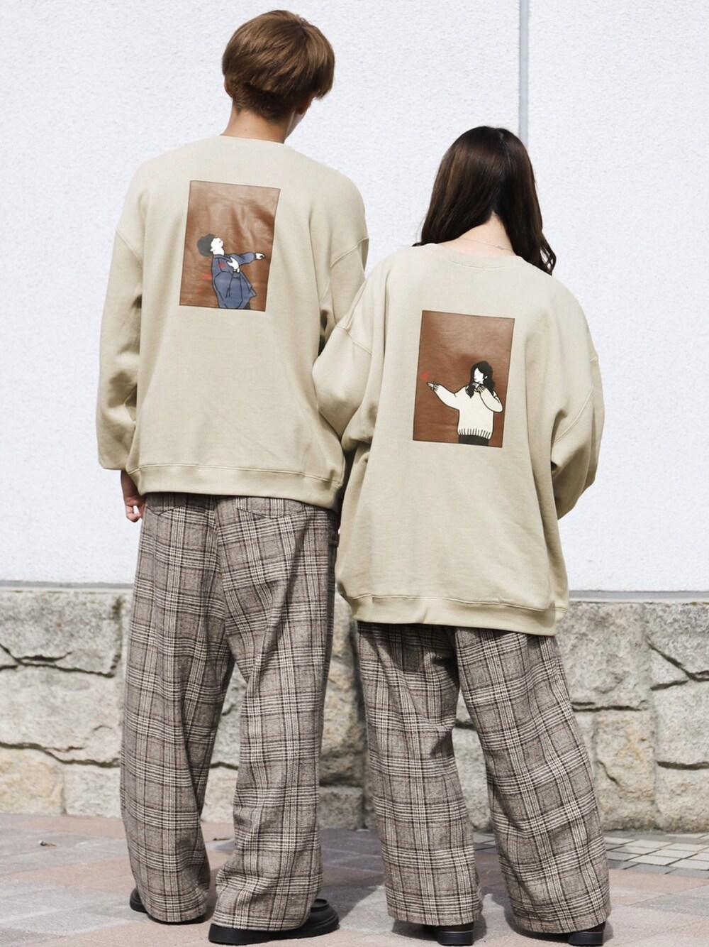 ベージュ系のスウェット、ブラウン系のその他パンツを着用したメンズの秋コーディネートの1枚目の写真