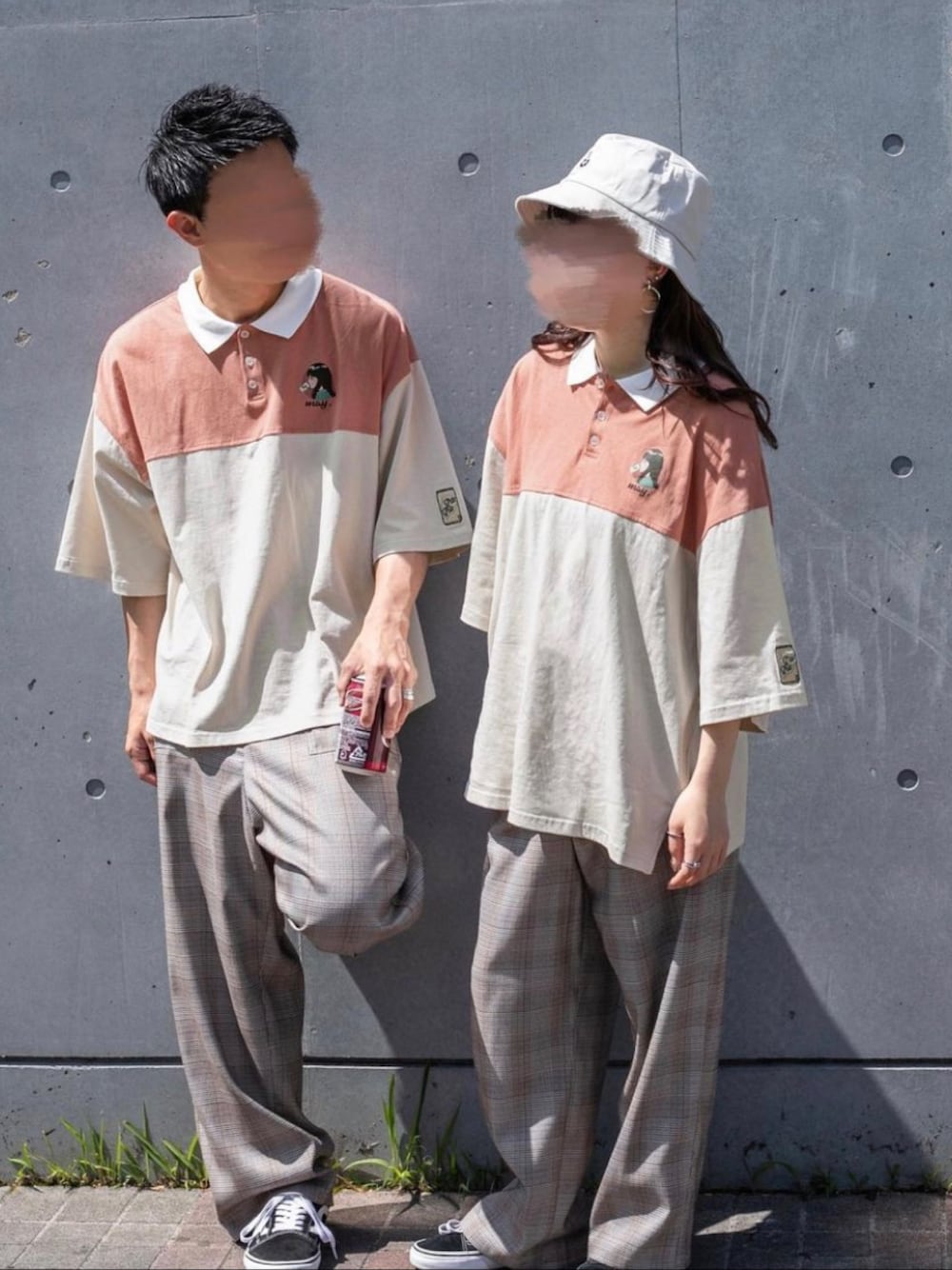 ベージュ系のその他パンツ、ベージュ系のその他パンツ、ベージュ系のTシャツ/カットソーを着用したメンズの春コーディネートの1枚目の写真