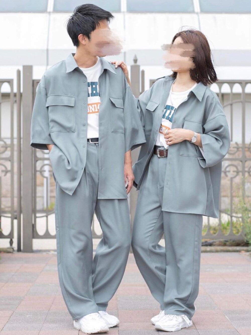 ブルー系のシャツ/ブラウス、ブルー系のシャツ/ブラウス、ホワイト系のTシャツ/カットソーを着用したメンズの春コーディネートの1枚目の写真