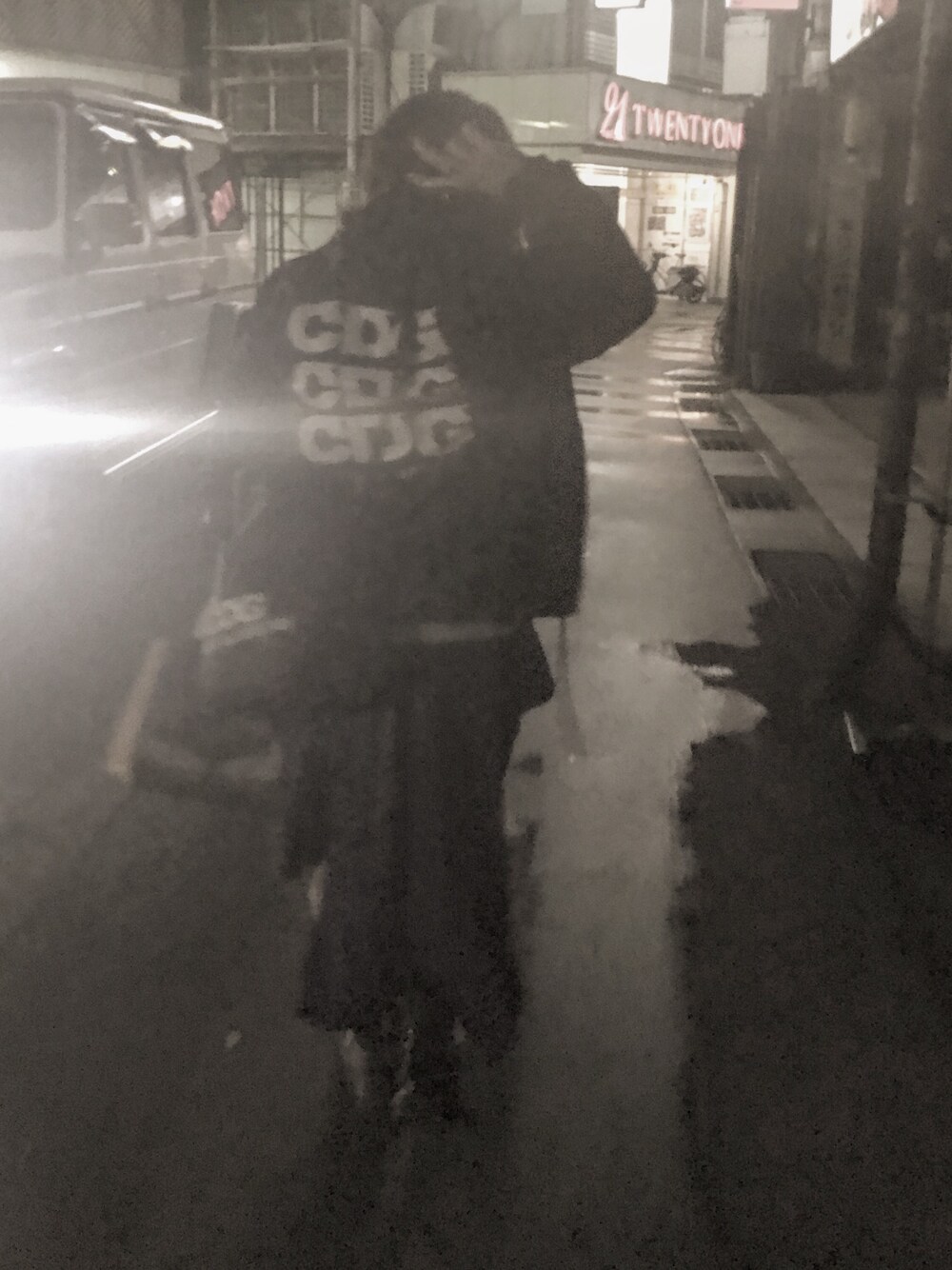 ブラック系のナイロンジャケット、ブラック系のショルダーバッグ、パープル系のスカートを着用したレディースの冬コーディネートの1枚目の写真