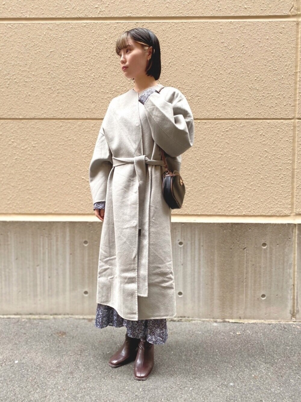 「ブーツ、ショルダーバッグ、花柄、大人カジュアル、休日スタイル、ロングワンピース、シンプルコーデ、センスオブプレイス、淡色コーデ、SENSE OF PLACE by URBAN RESEAR」｜「SENSE OF PLACE by URBAN RESEARCHの【GINGER掲載商品】ヴィンテージライクバイカラーミニショルダー（ショルダーバッグ、ブラック系）」を使った、yuiさん（レディース・156cm）の秋コーディネートの1枚目の写真