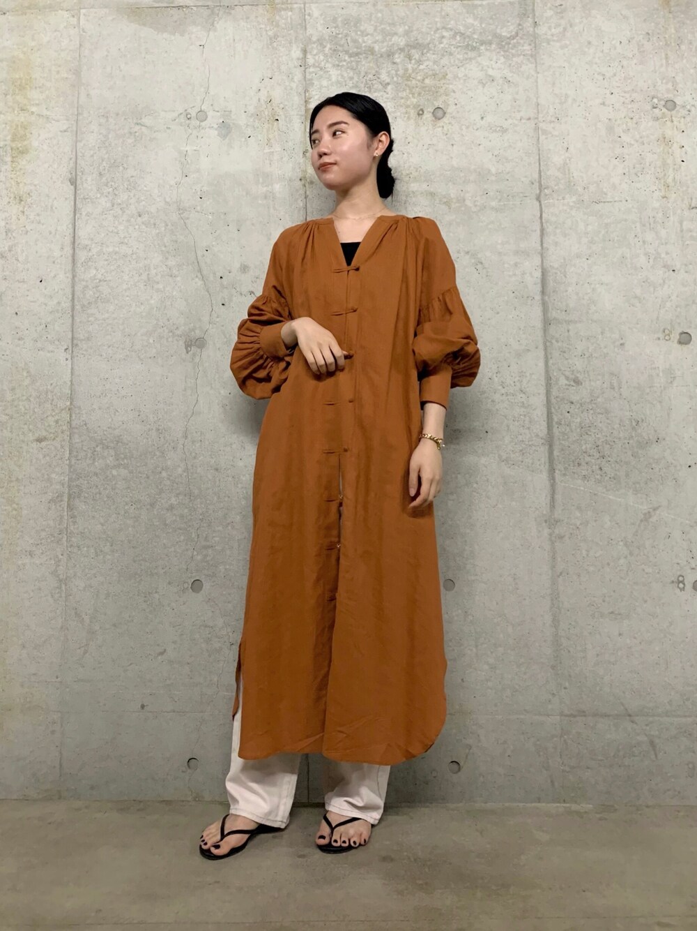 「ワンピース、オレンジ、SENSEOFPLACE、夏コーデ、チャイナ、センスオブプレイス、オレンジコーデ、SENSE OF PLACE by URBAN RESEAR、スキッパーワンピース」｜「SENSE OF PLACE by URBAN RESEARCHの【Tallサイズ/WEB限定】カラーカツラギパンツ（デニムパンツ、ホワイト系）」を使った、yuiさん（レディース・156cm）の夏コーディネートの1枚目の写真