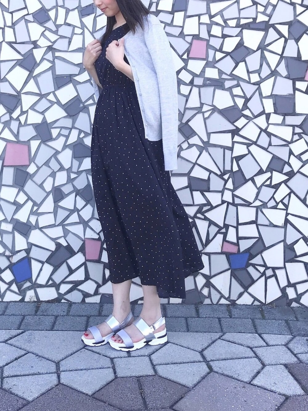 ブラック系のワンピース、シルバー系のサンダルを着用したレディースの春コーディネートの1枚目の写真