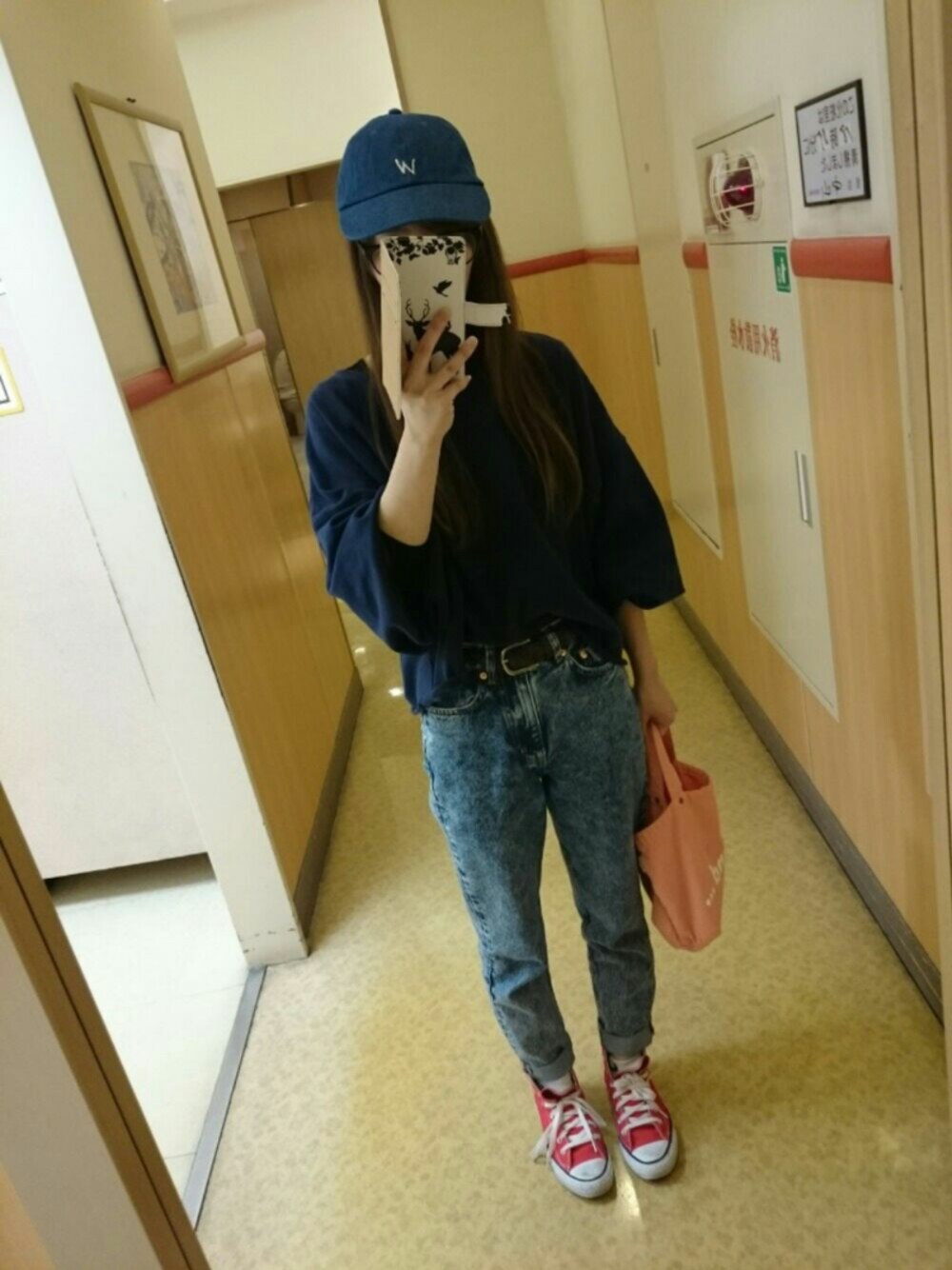 ブルー系のパンツ、ブルー系のTシャツ/カットソー、レッド系のスニーカーを着用したレディースの春コーディネートの1枚目の写真