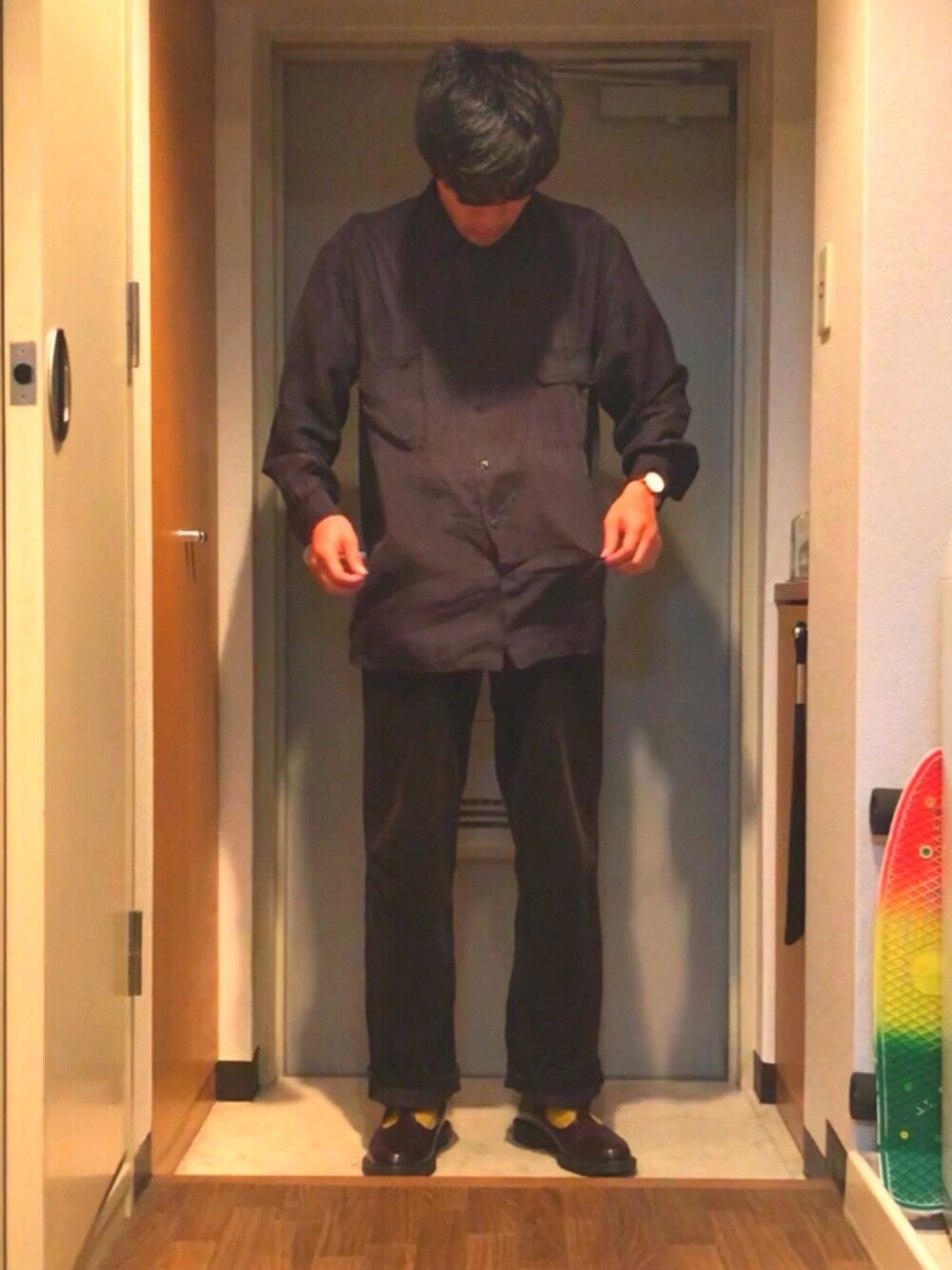 ブラック系のトップス、ブラック系のパンツ、ブラウン系のシューズを着用したメンズの秋コーディネートの1枚目の写真