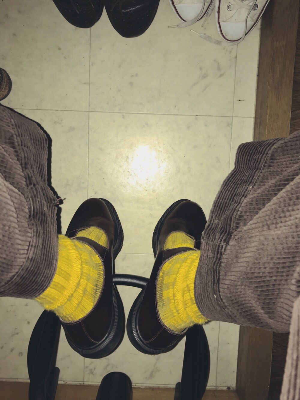 「あしもと倶楽部、Dr.Martens、コーデュロイ、サロペット、くつした、大学生、古着」｜「CONVERSEのCONVERSEE/ コンバース： ALLSTAR J HI #（スニーカー、ホワイト系）」を使った、kyannnnさん（メンズ・172cm）の冬コーディネートの1枚目の写真