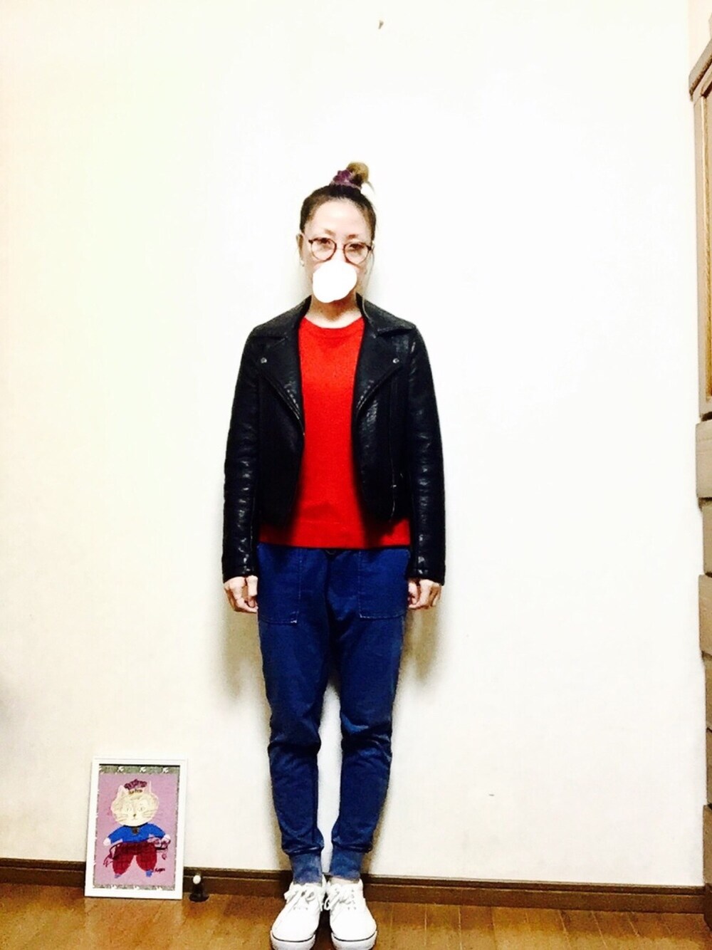 ブラック系のライダースジャケット、レッド系のニット/セーター、ブルー系のパンツを着用したレディースの春コーディネートの1枚目の写真