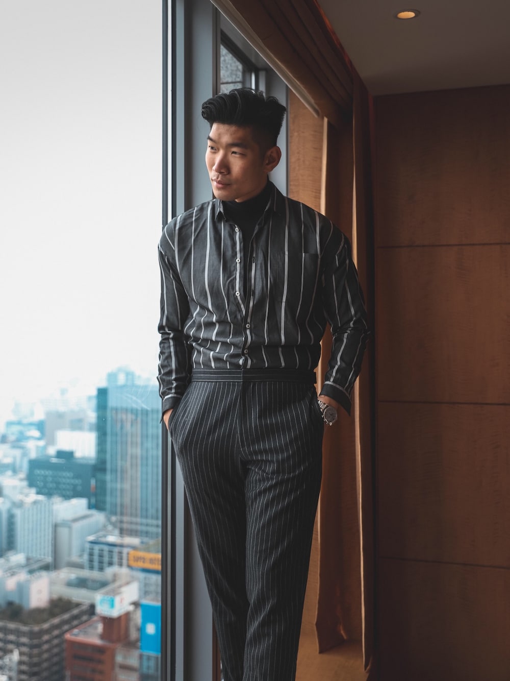 「TOKYO、Japan、men、menswear、MENS、mens fashion、mensfashion、ootd、outfit、stripe」｜「ZARAのアイテム（シャツ/ブラウス、グレー系）」を使った、Levitate Styleさん（メンズ・180cm）の春コーディネートの1枚目の写真