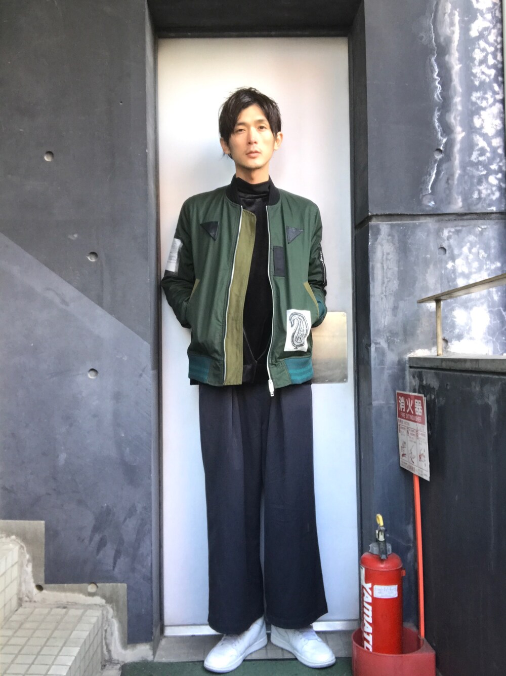 「ドラフトナイキ、ラクチンコーデ、MA-1、ハイネック、ハイカットスニーカー、スニーカー、ナイキ、ワイドパンツ、タートルネック、オトナカジュアル」｜「NIKEのNIKE AIR JORDAN 1 RETRO HIGH OG【SP】（スニーカー、ブラック系）」を使った、Labyrinth西尾さん（メンズ・177cm）の冬コーディネートの1枚目の写真
